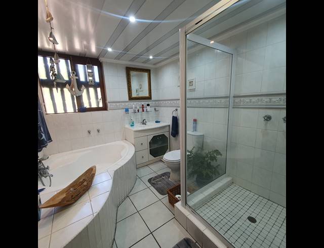 4 BEDROOM FREEHOLD FOR SALE IN PARKHILL GARDENS